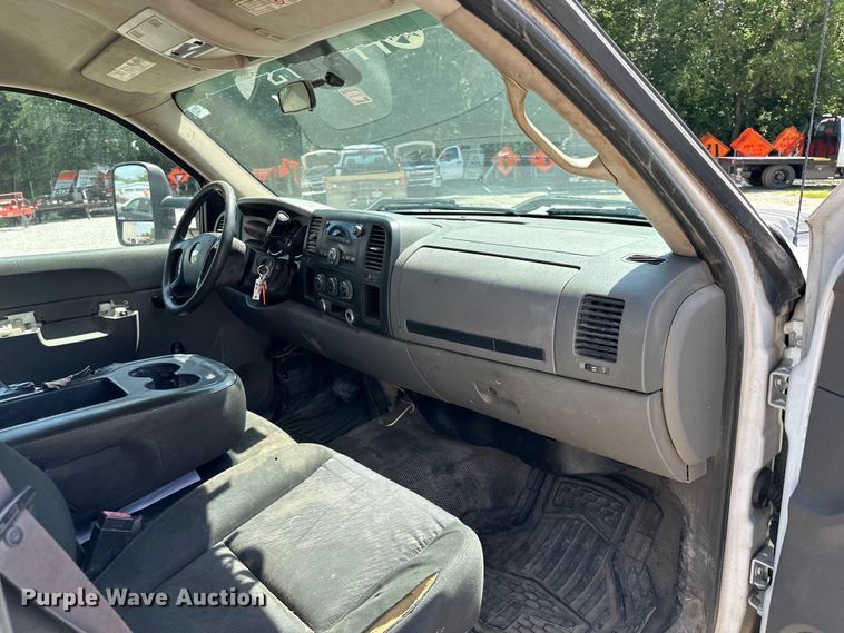 image for item EJ6961 2011 Chevrolet  Silverado 3500HD flatbed pickup truck