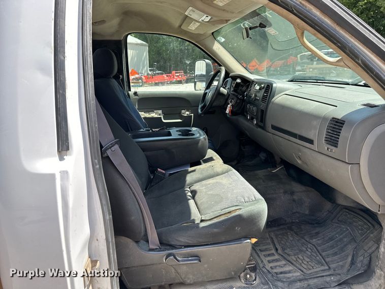 image for item EJ6961 2011 Chevrolet  Silverado 3500HD flatbed pickup truck