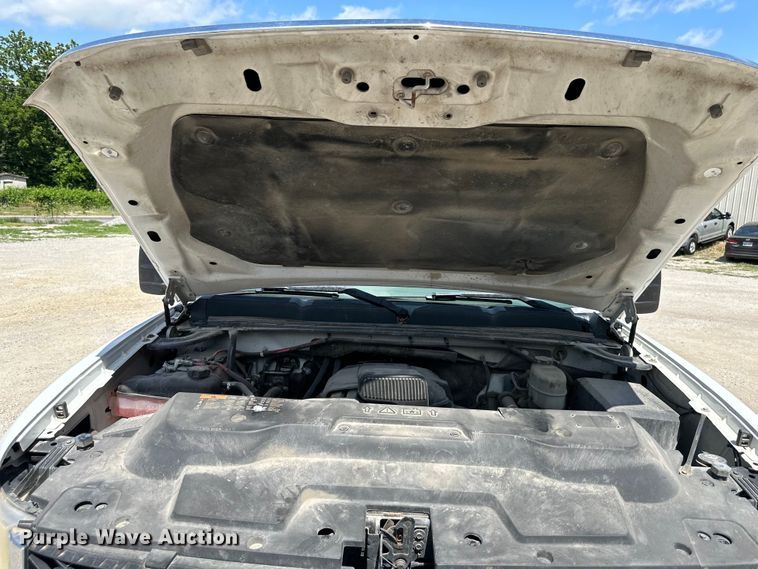 image for item EJ6961 2011 Chevrolet  Silverado 3500HD flatbed pickup truck