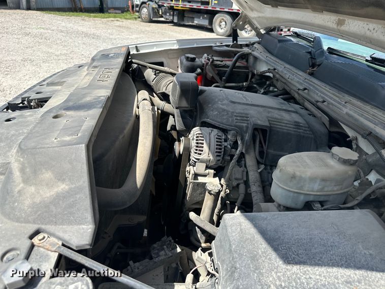 image for item EJ6961 2011 Chevrolet  Silverado 3500HD flatbed pickup truck