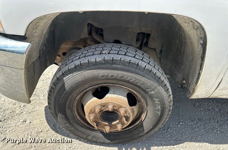 image for item EJ6961 2011 Chevrolet  Silverado 3500HD flatbed pickup truck