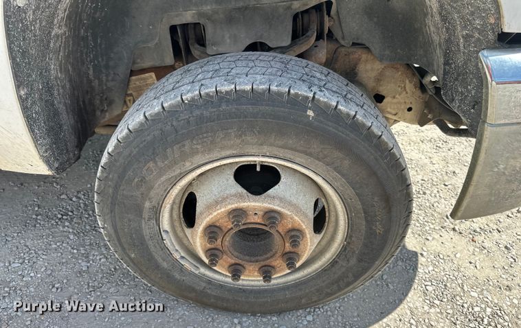 image for item EJ6961 2011 Chevrolet  Silverado 3500HD flatbed pickup truck