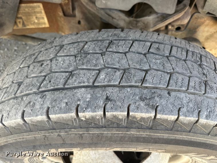 image for item EJ6961 2011 Chevrolet  Silverado 3500HD flatbed pickup truck