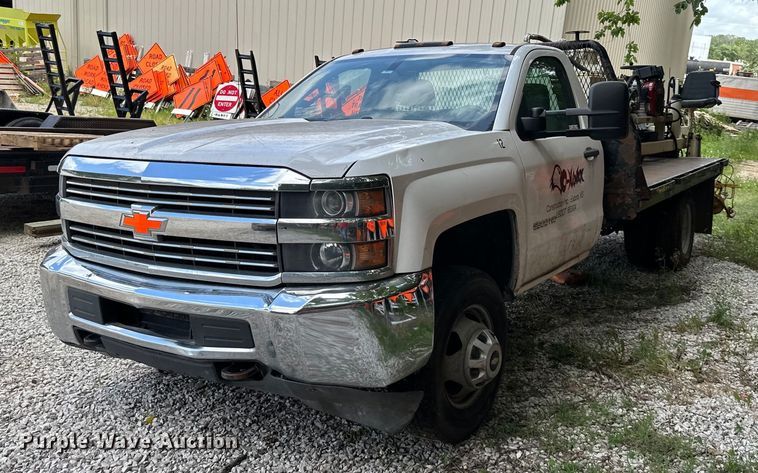 image for item EJ6962 2015 Chevrolet  Silverado 3500HD flatbed pickup truck