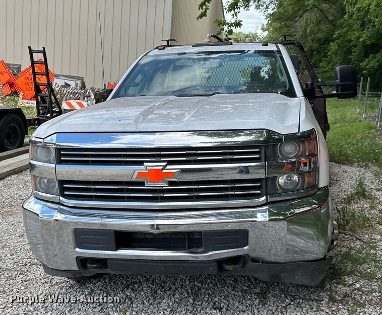 image for item EJ6962 2015 Chevrolet  Silverado 3500HD flatbed pickup truck