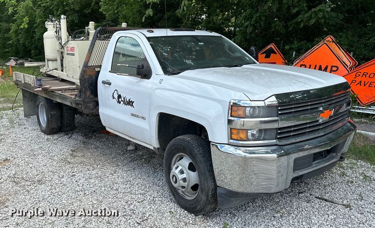 image for item EJ6962 2015 Chevrolet  Silverado 3500HD flatbed pickup truck