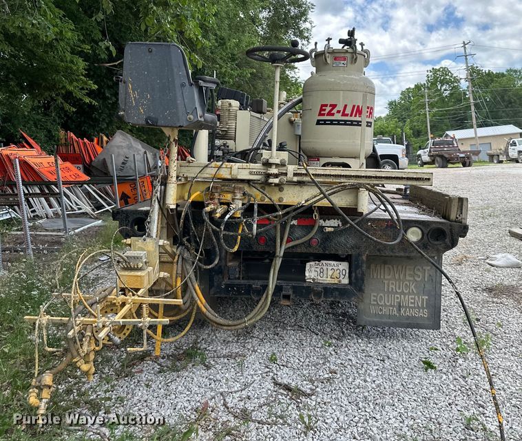 image for item EJ6962 2015 Chevrolet  Silverado 3500HD flatbed pickup truck