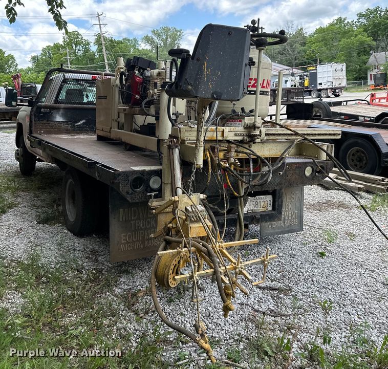 image for item EJ6962 2015 Chevrolet  Silverado 3500HD flatbed pickup truck