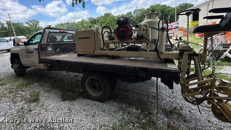 image for item EJ6962 2015 Chevrolet  Silverado 3500HD flatbed pickup truck