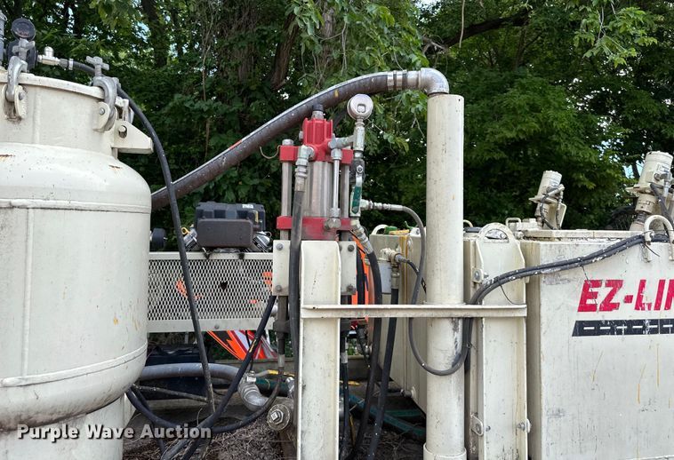 image for item EJ6962 2015 Chevrolet  Silverado 3500HD flatbed pickup truck