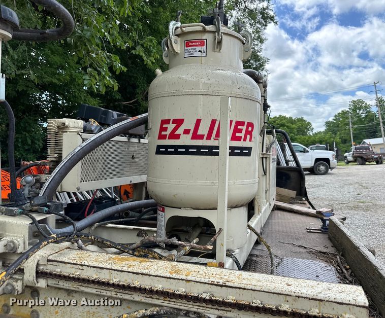 image for item EJ6962 2015 Chevrolet  Silverado 3500HD flatbed pickup truck