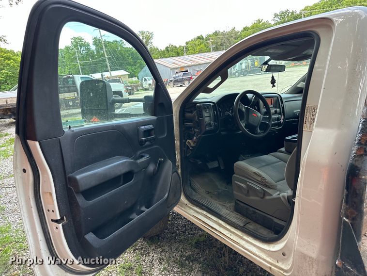 image for item EJ6962 2015 Chevrolet  Silverado 3500HD flatbed pickup truck