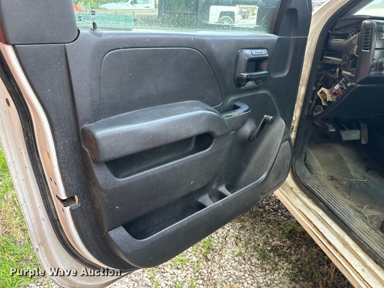 image for item EJ6962 2015 Chevrolet  Silverado 3500HD flatbed pickup truck