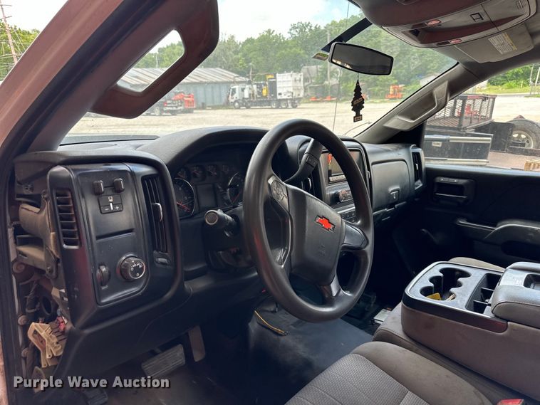 image for item EJ6962 2015 Chevrolet  Silverado 3500HD flatbed pickup truck