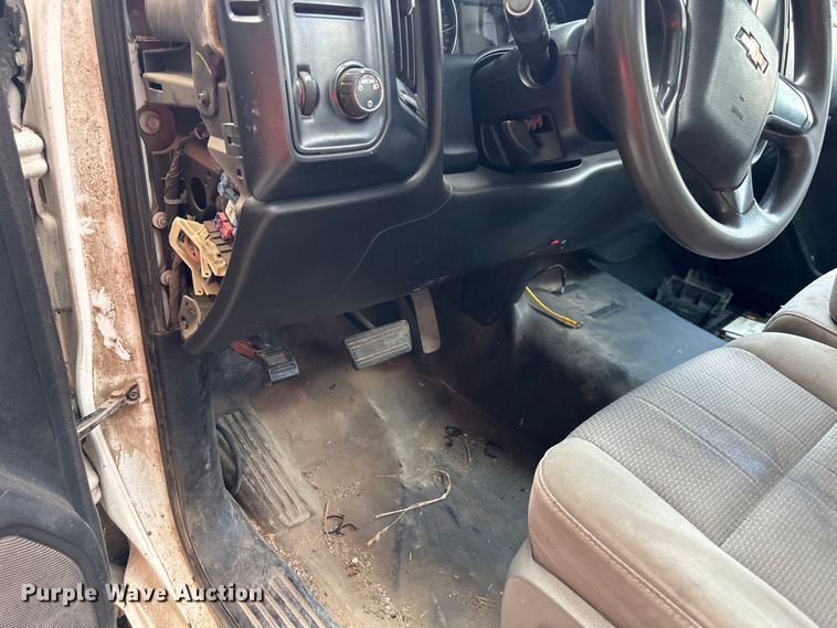 image for item EJ6962 2015 Chevrolet  Silverado 3500HD flatbed pickup truck