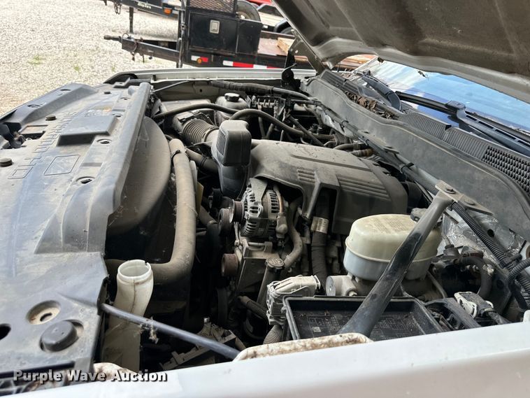 image for item EJ6962 2015 Chevrolet  Silverado 3500HD flatbed pickup truck