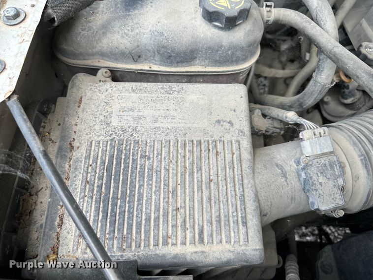 image for item EJ6962 2015 Chevrolet  Silverado 3500HD flatbed pickup truck