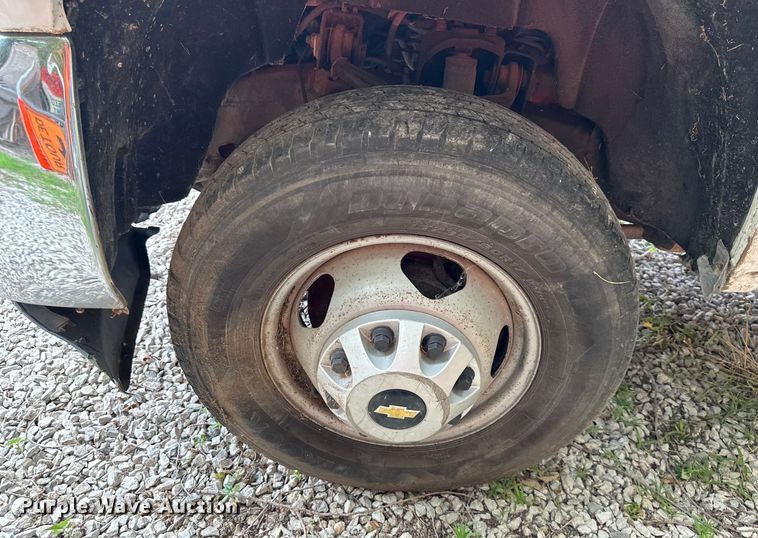 image for item EJ6962 2015 Chevrolet  Silverado 3500HD flatbed pickup truck