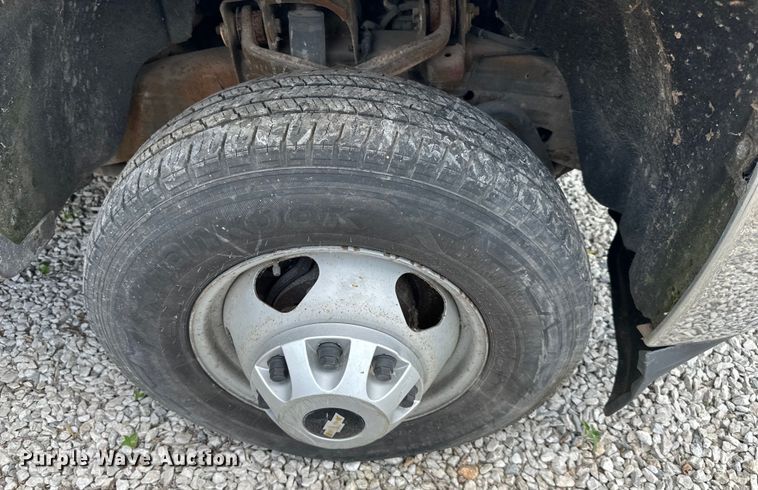 image for item EJ6962 2015 Chevrolet  Silverado 3500HD flatbed pickup truck