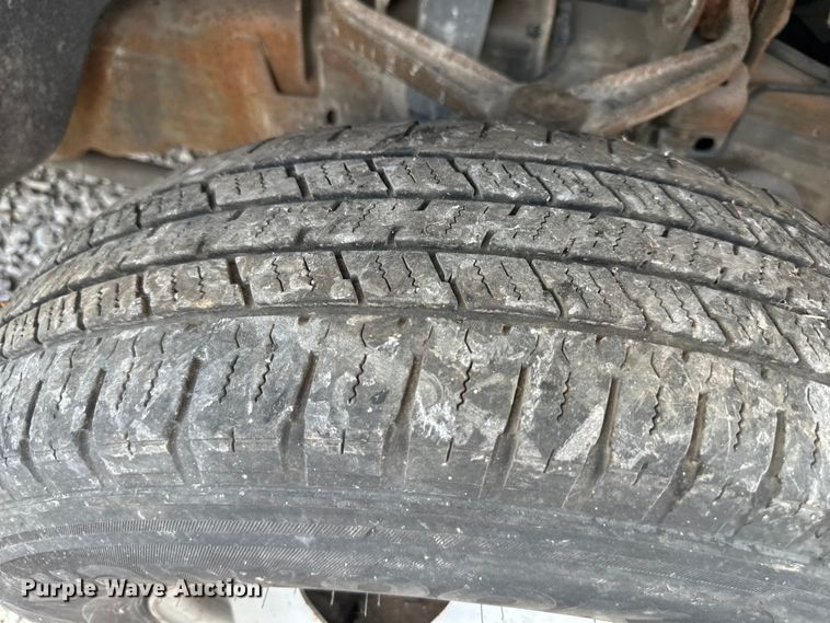 image for item EJ6962 2015 Chevrolet  Silverado 3500HD flatbed pickup truck