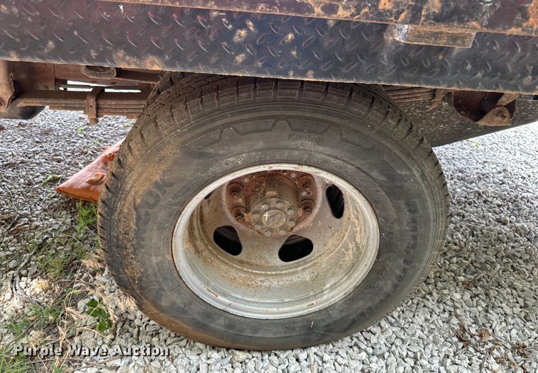 image for item EJ6962 2015 Chevrolet  Silverado 3500HD flatbed pickup truck