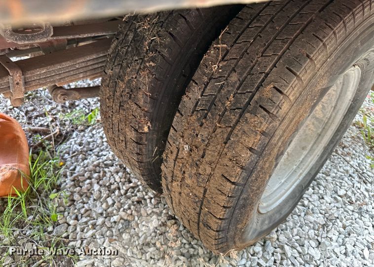 image for item EJ6962 2015 Chevrolet  Silverado 3500HD flatbed pickup truck