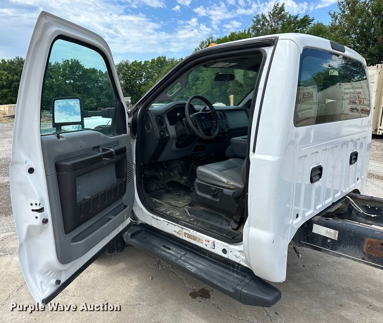 image for item EJ6990 2015 Ford F550 Super Duty truck cab and chassis
