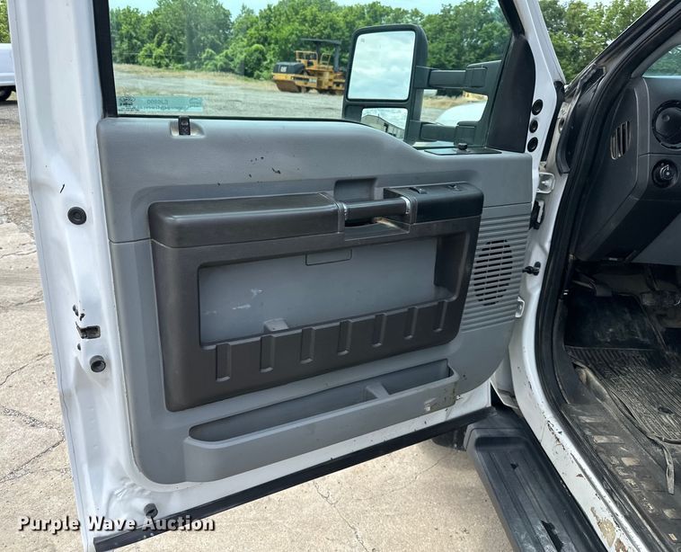 image for item EJ6990 2015 Ford F550 Super Duty truck cab and chassis