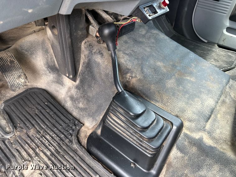 image for item EJ6990 2015 Ford F550 Super Duty truck cab and chassis