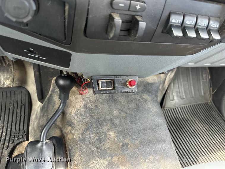 image for item EJ6990 2015 Ford F550 Super Duty truck cab and chassis