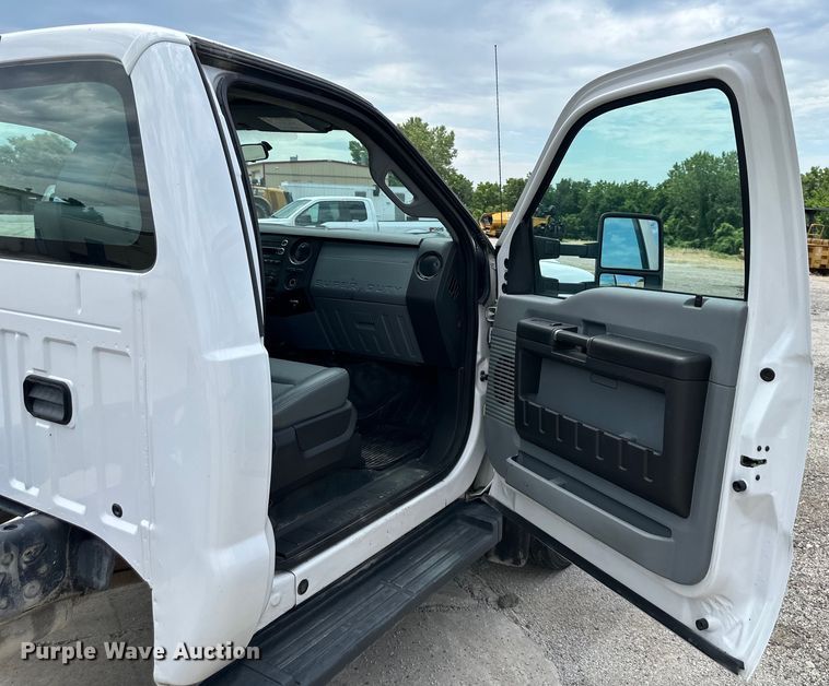 image for item EJ6990 2015 Ford F550 Super Duty truck cab and chassis