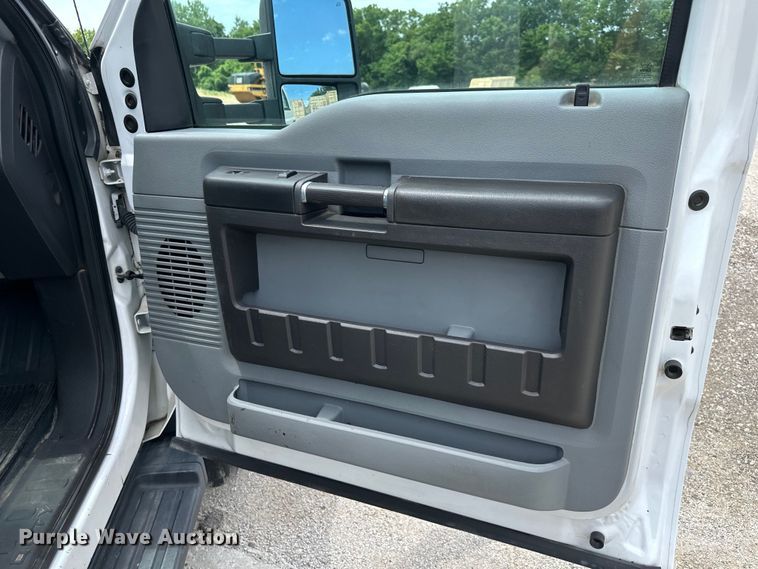 image for item EJ6990 2015 Ford F550 Super Duty truck cab and chassis