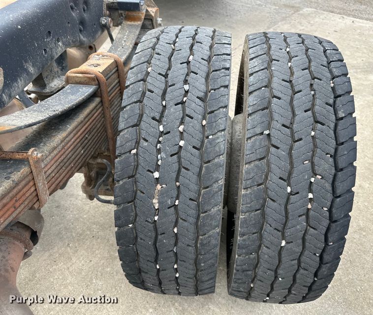 image for item EJ6990 2015 Ford F550 Super Duty truck cab and chassis