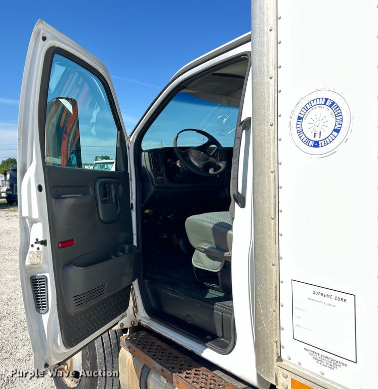 image for item EK4772 2003 Chevrolet C6500 box truck