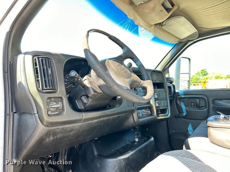 image for item EK4772 2003 Chevrolet C6500 box truck