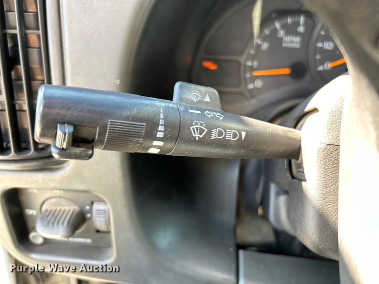 image for item EK4772 2003 Chevrolet C6500 box truck