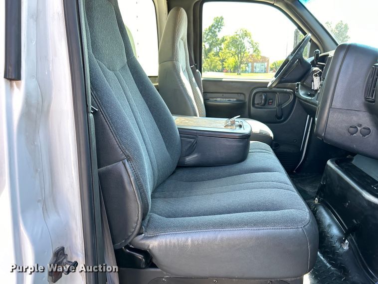 image for item EK4772 2003 Chevrolet C6500 box truck