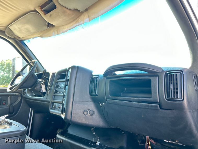 image for item EK4772 2003 Chevrolet C6500 box truck