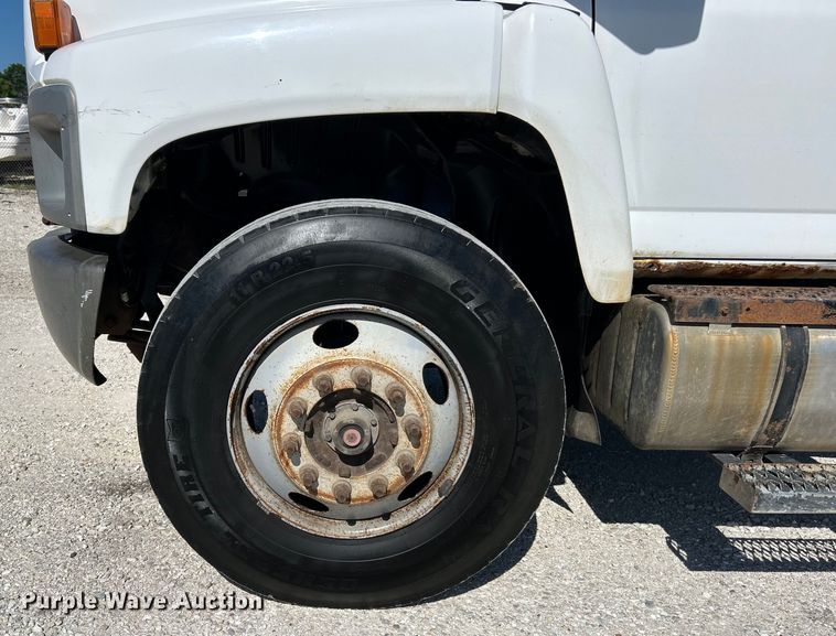 image for item EK4772 2003 Chevrolet C6500 box truck