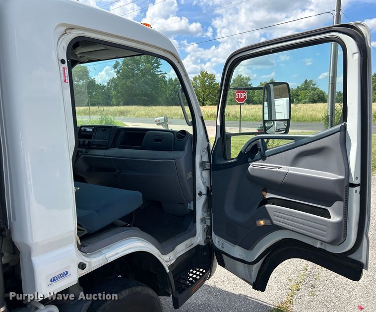 image for item EK4836 2015 Mitsubishi  Fuso FE130 box truck