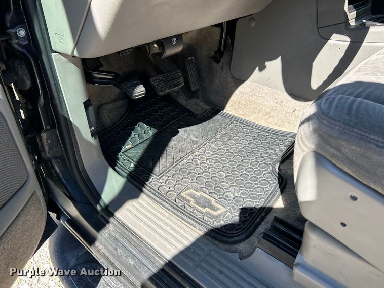 image for item EK4879 2003 Chevrolet  Suburban  SUV