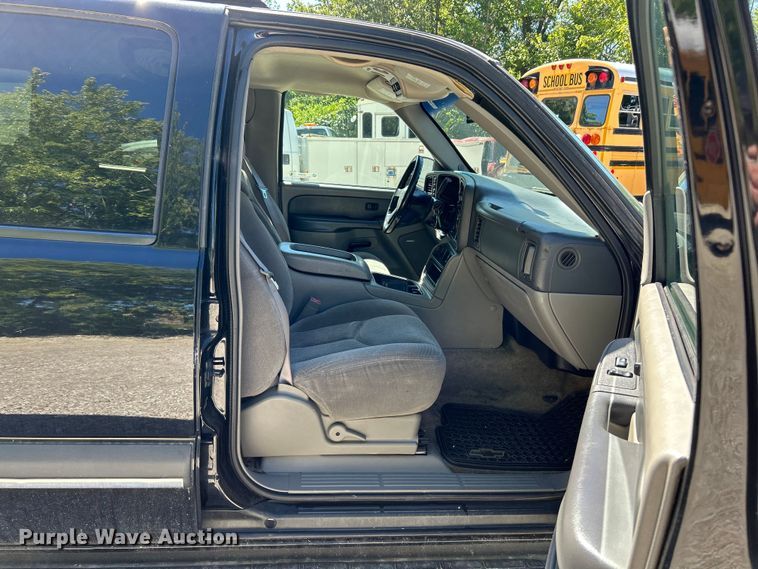 image for item EK4879 2003 Chevrolet  Suburban  SUV