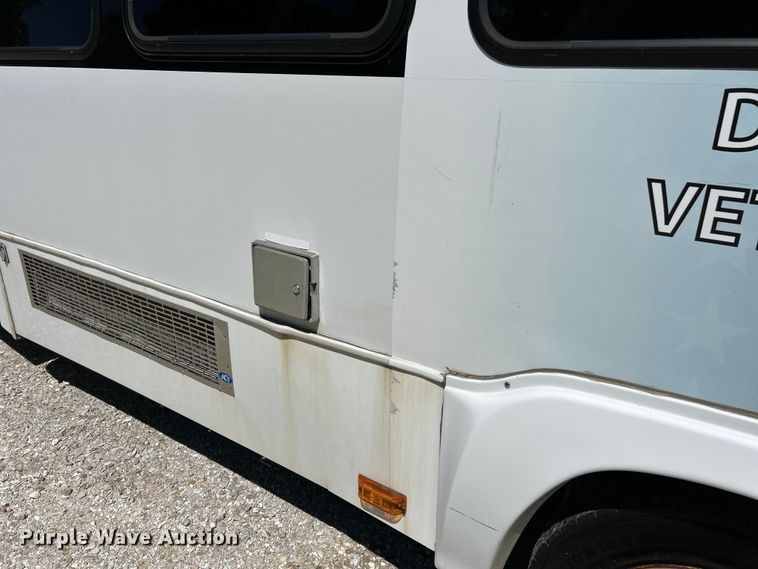 image for item EK4880 2014 Ford  F550 Super Duty XL shuttle bus