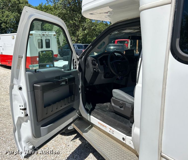 image for item EK4880 2014 Ford  F550 Super Duty XL shuttle bus