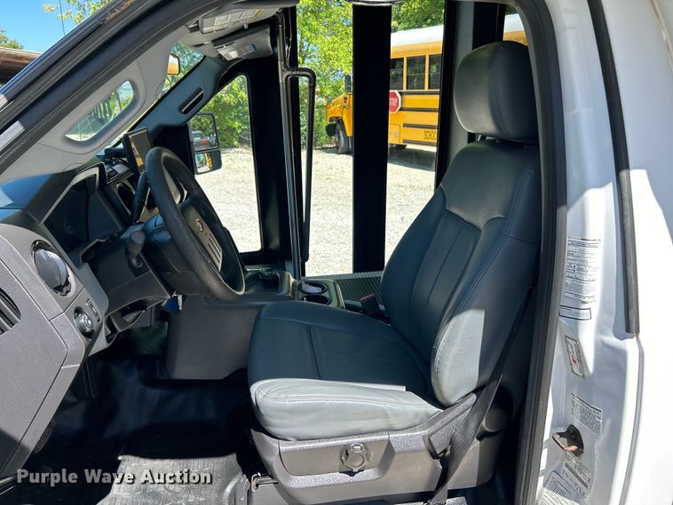 image for item EK4880 2014 Ford  F550 Super Duty XL shuttle bus