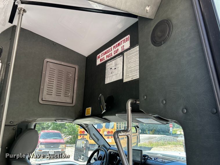 image for item EK4880 2014 Ford  F550 Super Duty XL shuttle bus