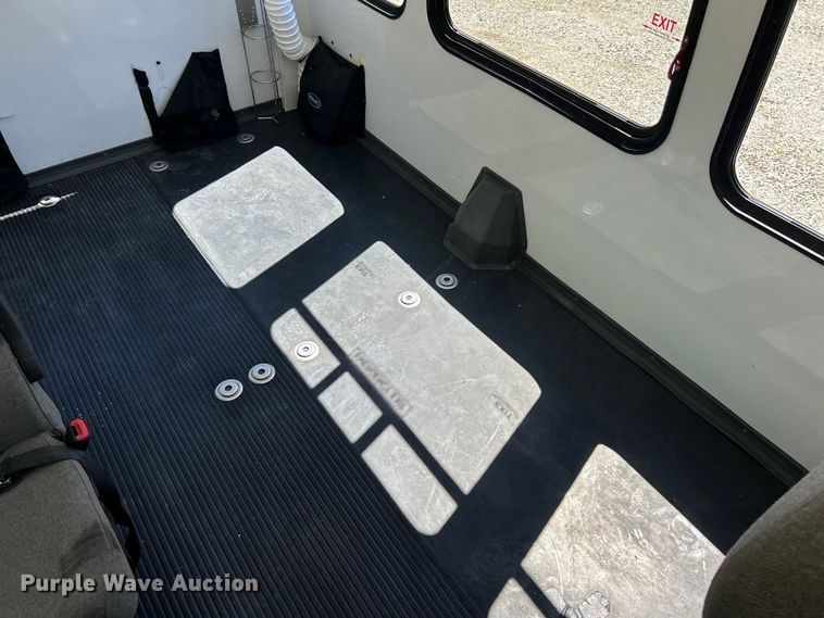 image for item EK4880 2014 Ford  F550 Super Duty XL shuttle bus