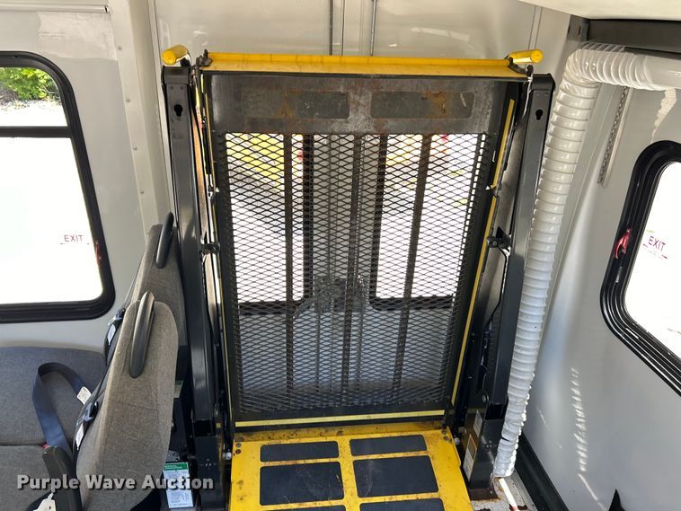 image for item EK4880 2014 Ford  F550 Super Duty XL shuttle bus