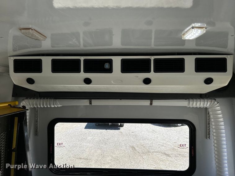 image for item EK4880 2014 Ford  F550 Super Duty XL shuttle bus