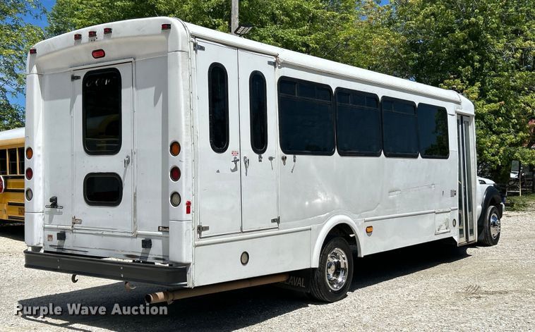 image for item EK4883 2015 Forest River F550 Super Duty XL shuttle bus